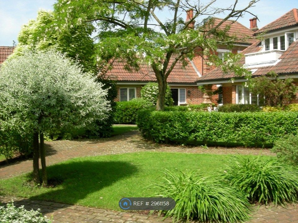 Property photo 2 of 11 Complex Courtyard