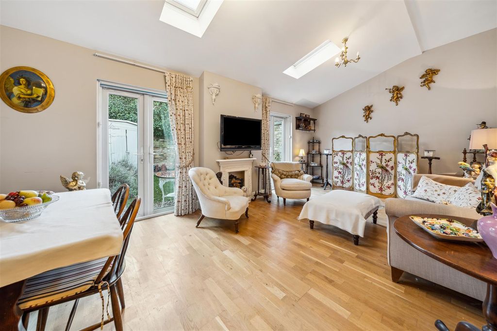 Property photo 1 of 12 Devonshire Passage, W4 - For Sale