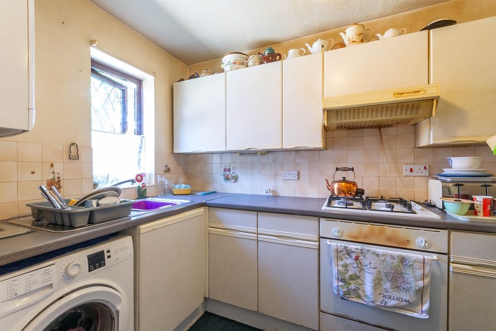 Property photo 3 of 10 Kitchen