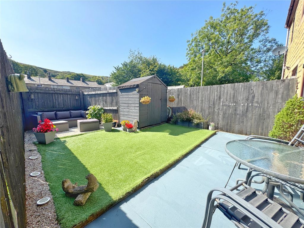 Property photo 2 of 18 Sw Facingrear Garden