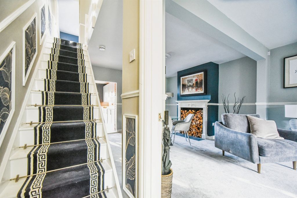 Property photo 2 of 36