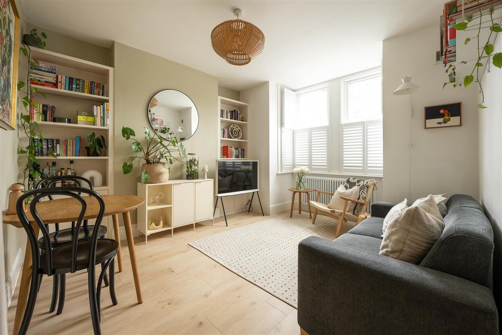 Property photo 2 of 29 Sylvan Road, E17