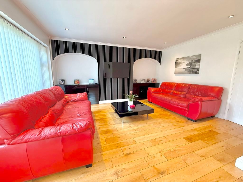 Property photo 2 of 19 Lounge