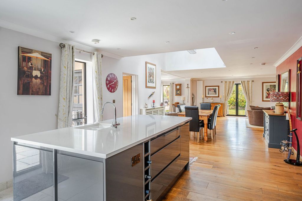 Property photo 2 of 20