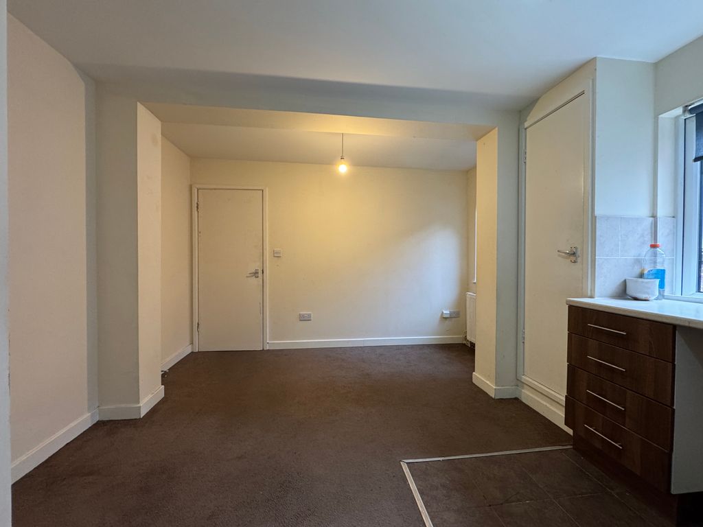 Property photo 3 of 6 Lounge/Dining Area
