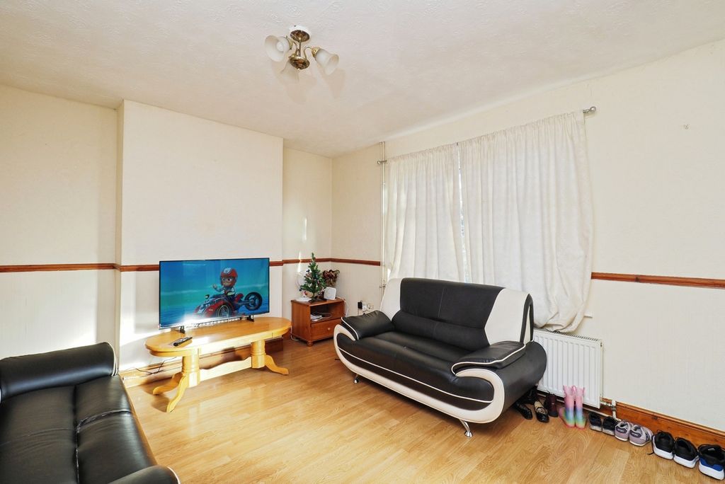 Property photo 3 of 17 Lounge