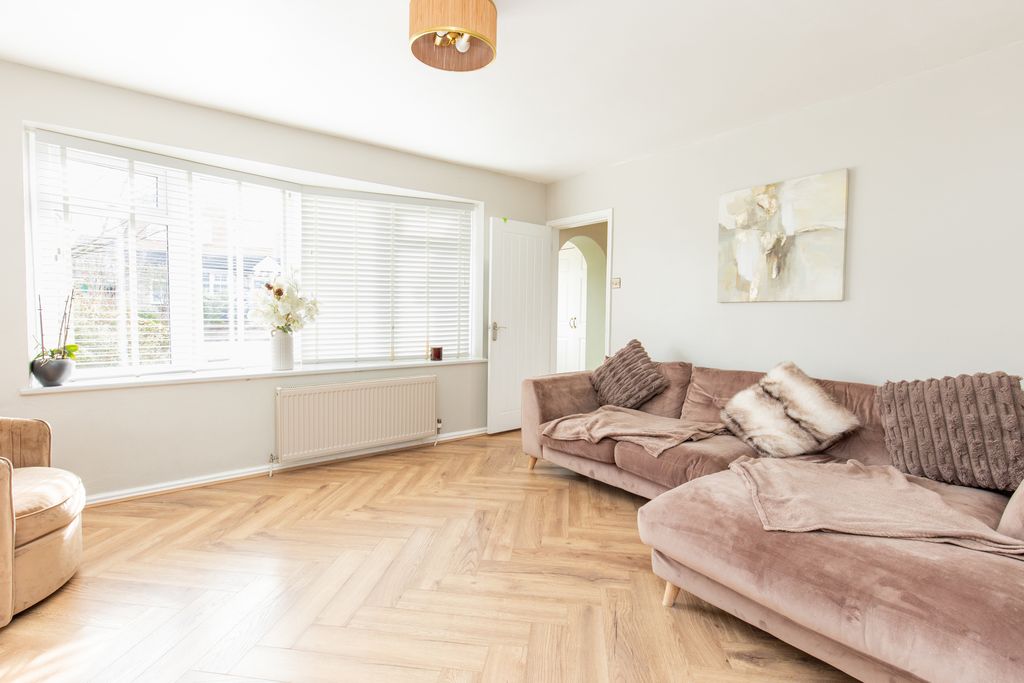 Property photo 1 of 18 Living Room