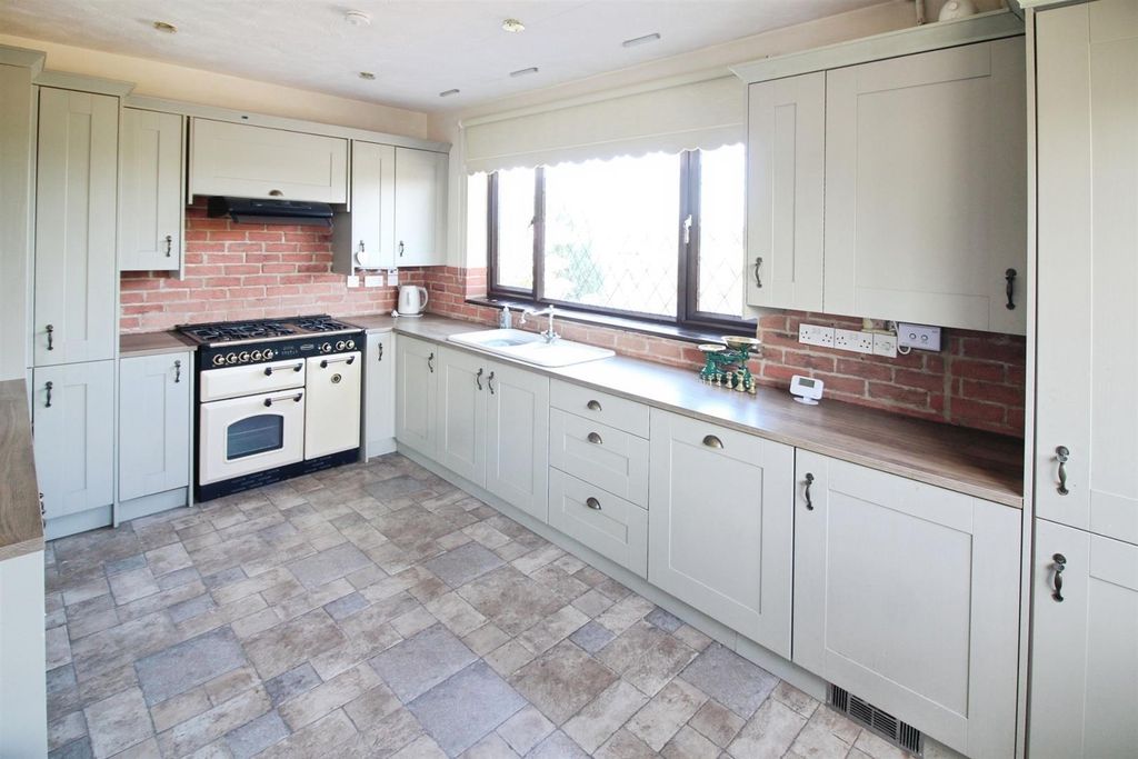 Property photo 3 of 25 Kitchen