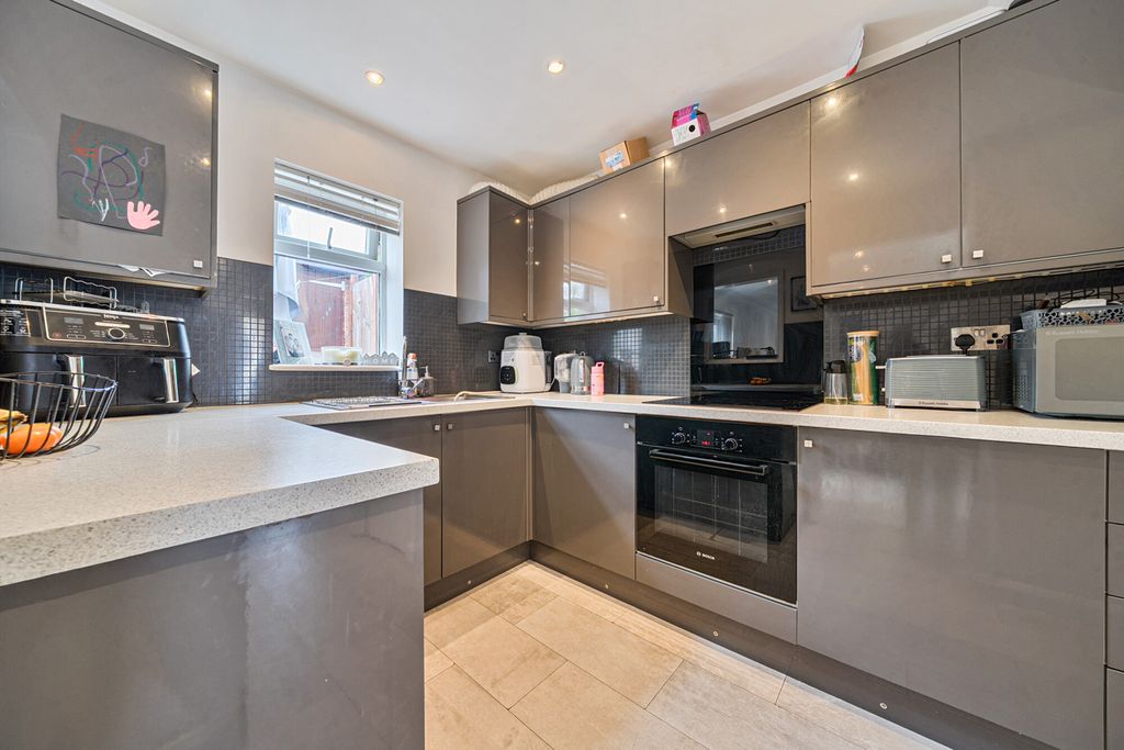 Property photo 3 of 17 Kitchen