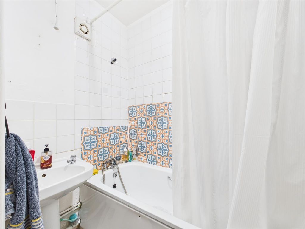 Property photo 3 of 12 Cam01358G0-Pr0202-Still004.Jpg