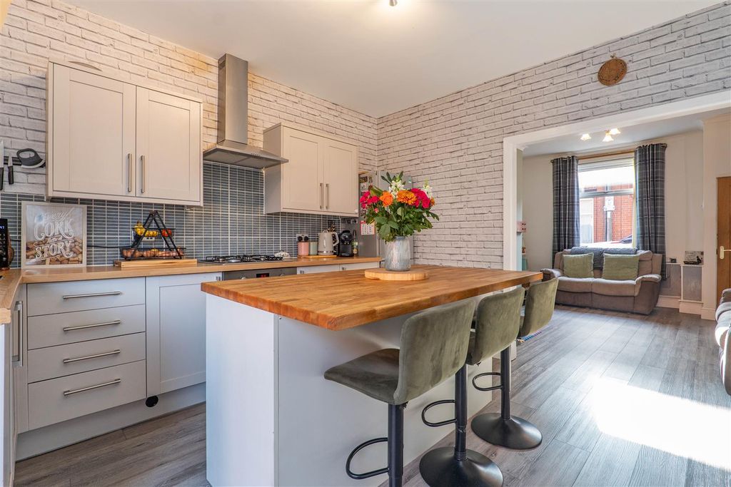 Property photo 3 of 19 Kitchen/Breakfast Room