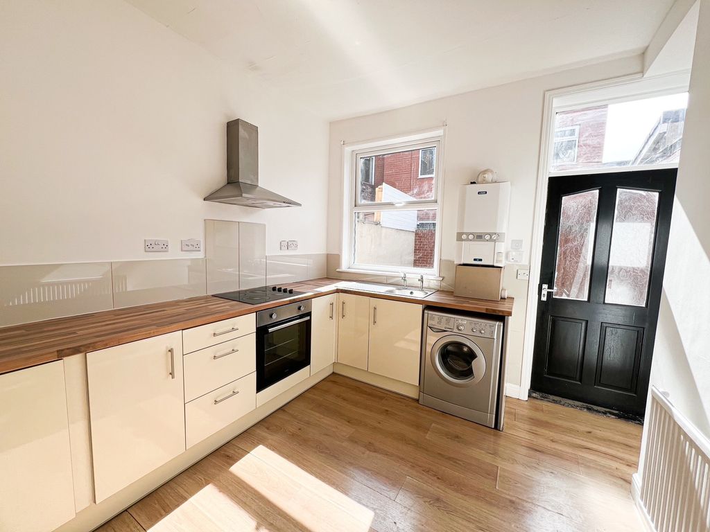Property photo 2 of 10 Kitchen