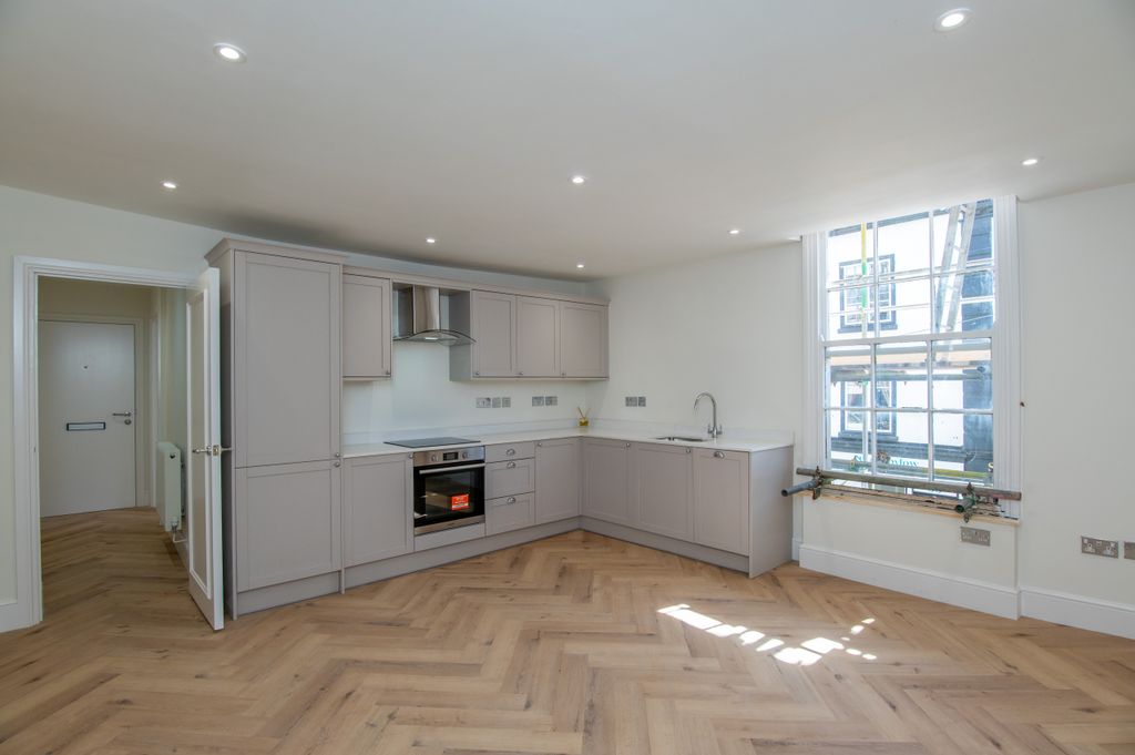 Property photo 1 of 12 004
