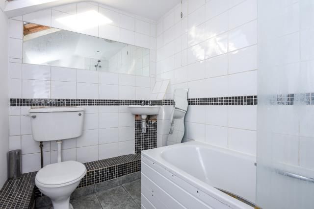 Property photo 3 of 9 Bathroom