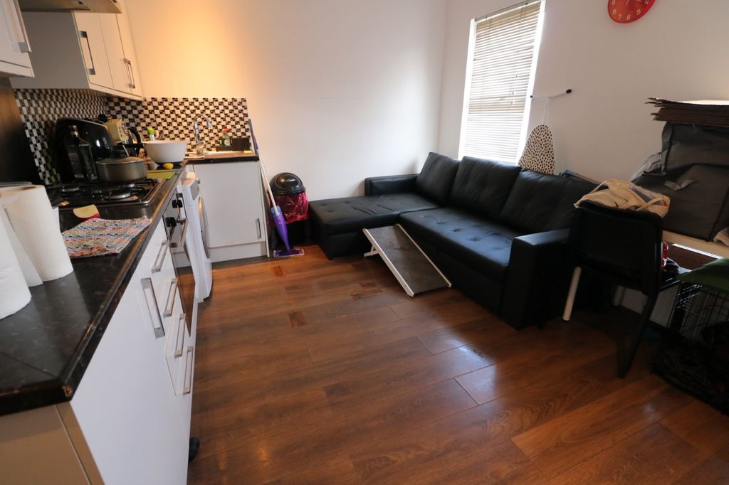 Property photo 2 of 4 Kitchen/Lounge