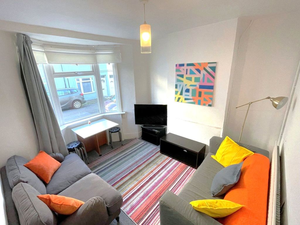 Property photo 2 of 8 Picture No. 17