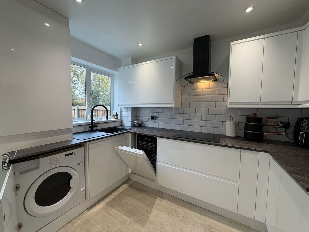 Property photo 2 of 25