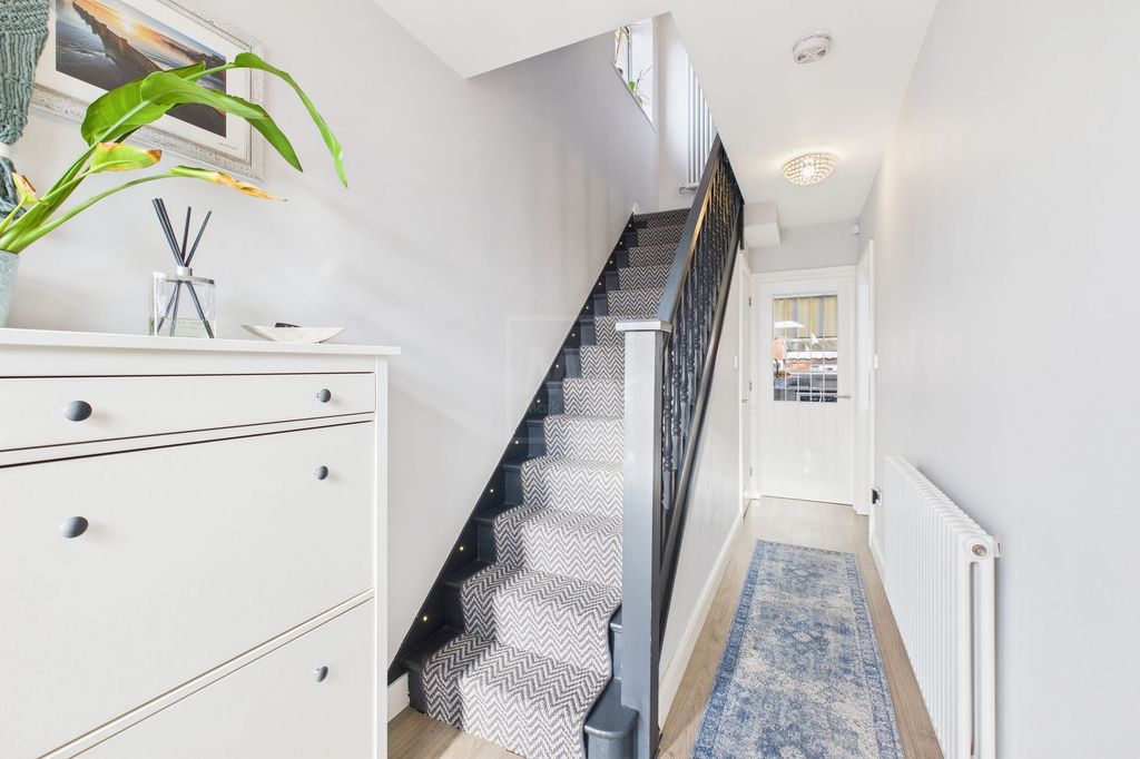 Property photo 2 of 19 Hallway