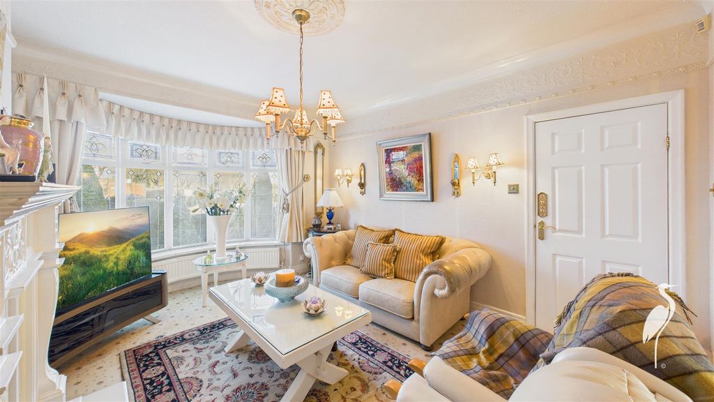 Property photo 3 of 23 Lounge