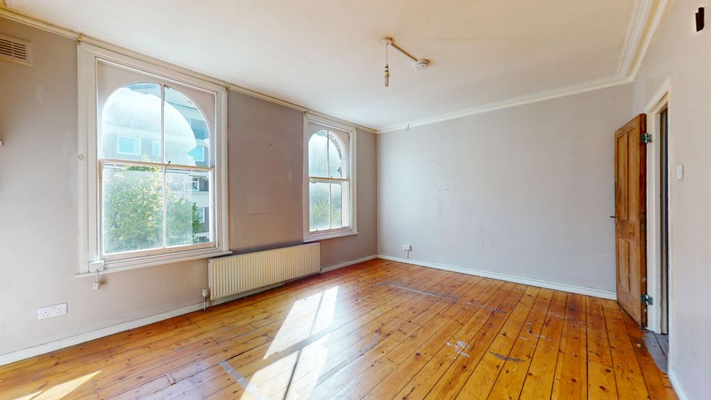 Property photo 3 of 18 Flat B, 45 Landor Road, Stockwell, London, Sw9 9Rt