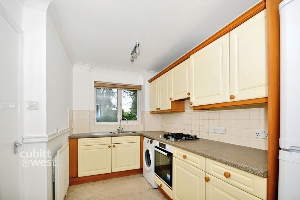 Property photo 3 of 9 Edd8d040-Kitchen