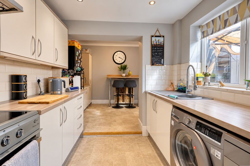 Property photo 3 of 14 Kitchen