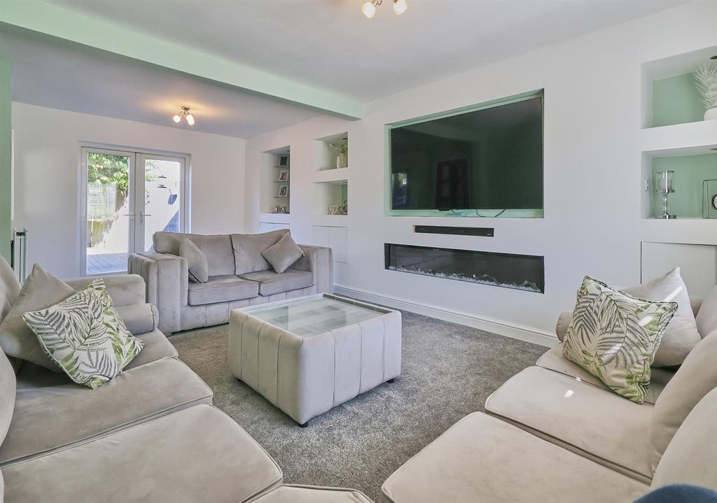 Property photo 3 of 22 Tudor Road, Hinckley_15.Jpg