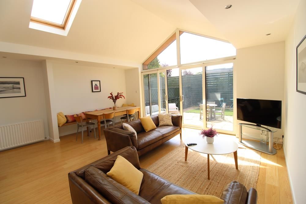 Property photo 2 of 11 Lounge 2