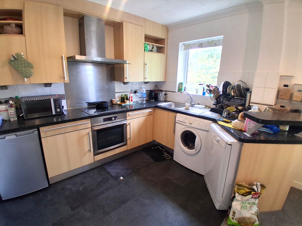 Property photo 3 of 6 Kitchen
