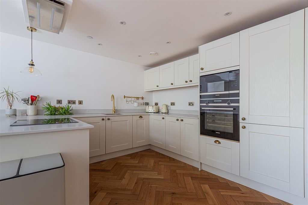 Property photo 3 of 13 10 The Hamiltons-2.Jpg