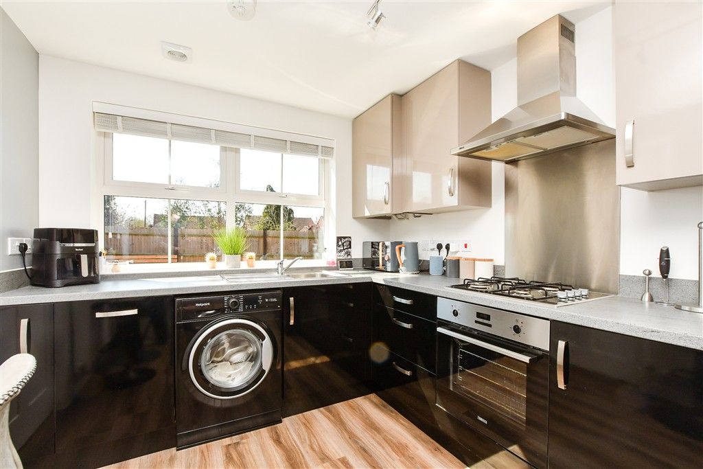 Property photo 3 of 8 Kitchen