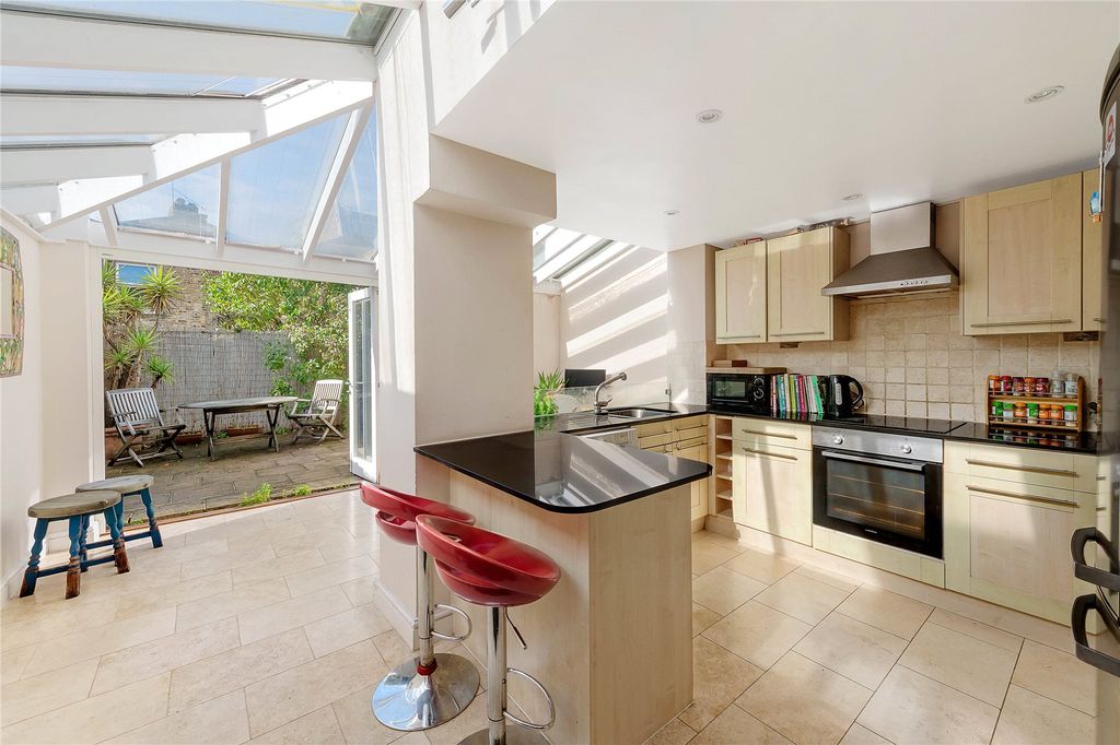 Property photo 2 of 10 Kitchen