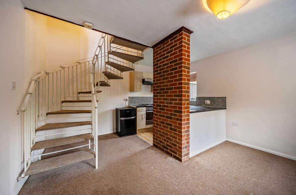 Property photo 2 of 11 1376420-10-690A0d...