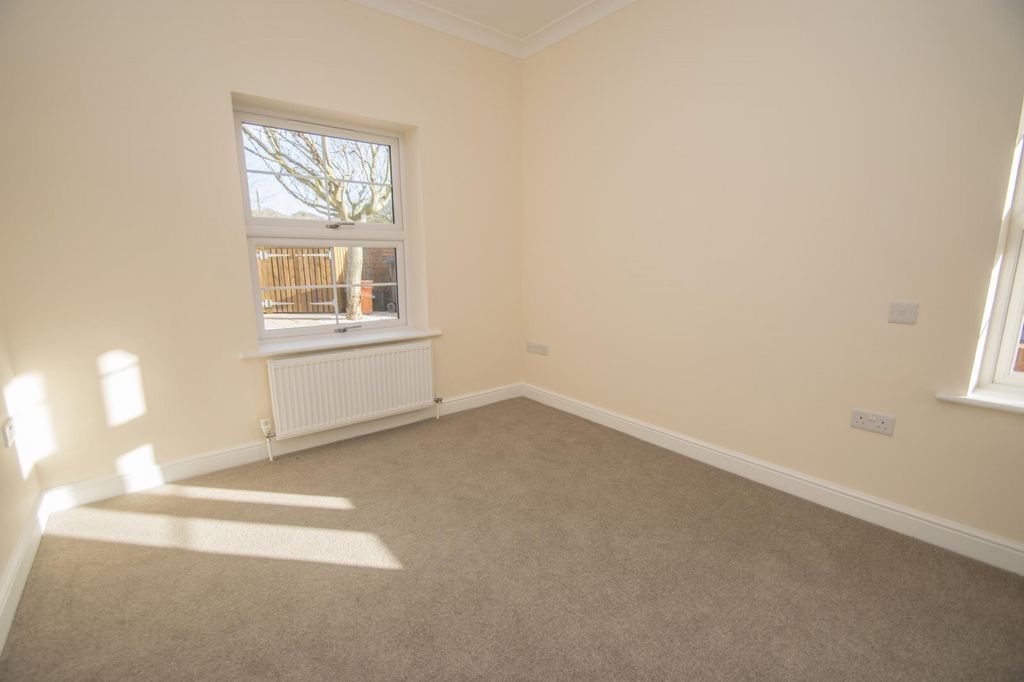 Property photo 2 of 6 Bedroom
