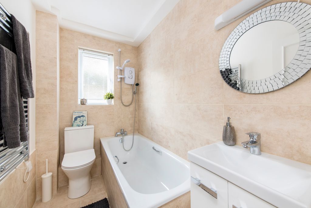 Property photo 3 of 7 15 Albany Court, Bathroom, 18Aug20 (2)