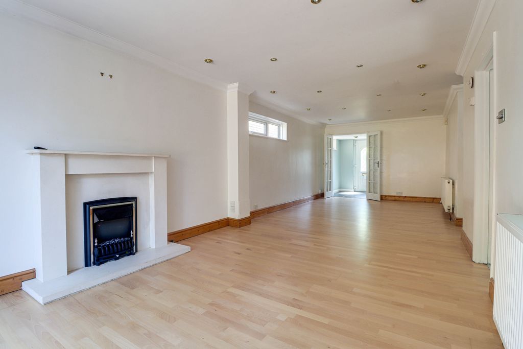 Property photo 2 of 15 Lounge