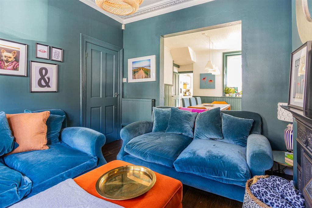 Property photo 3 of 20 Diana Street 10-16.Jpg