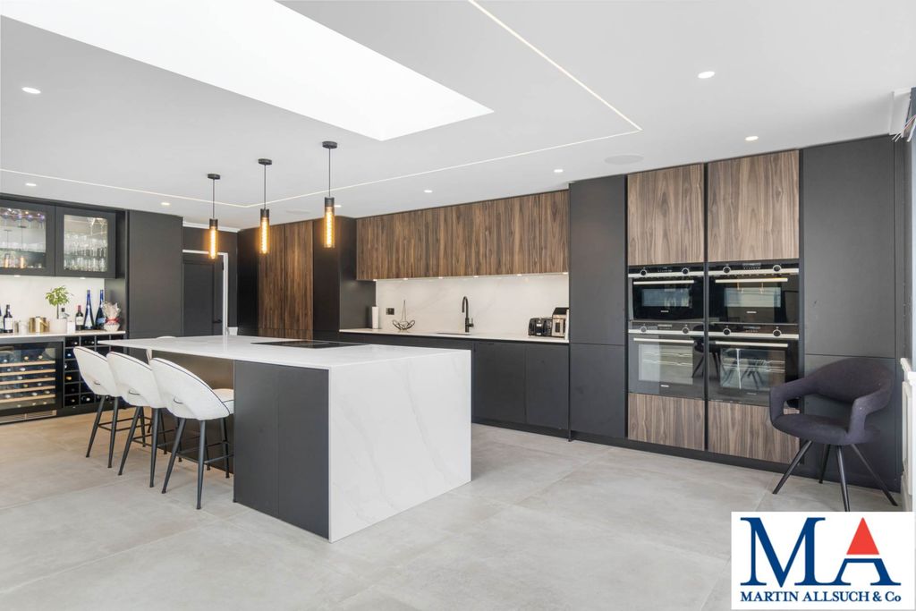 Property photo 2 of 30