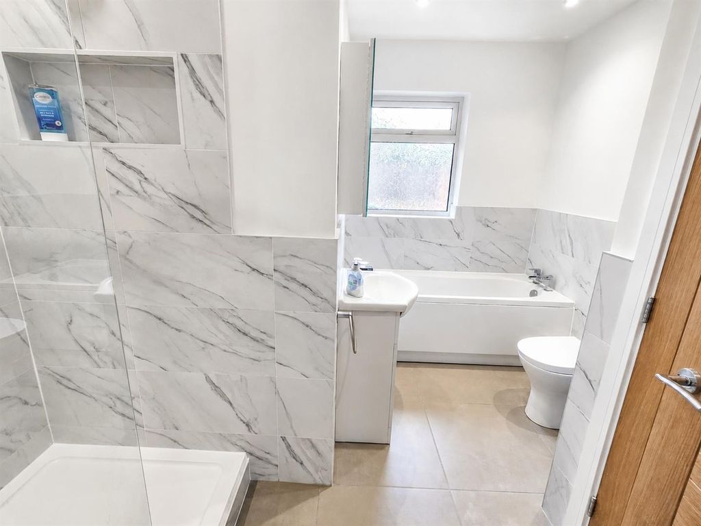 Property photo 3 of 18 Bathroom