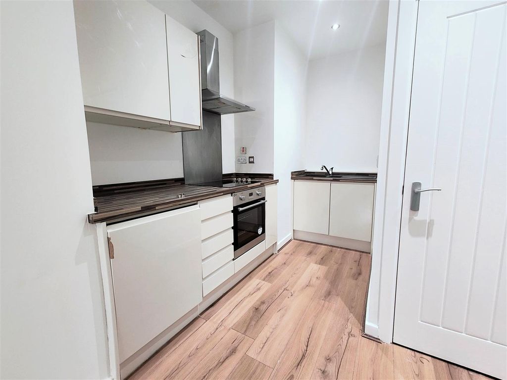 Property photo 3 of 9 Kitchen