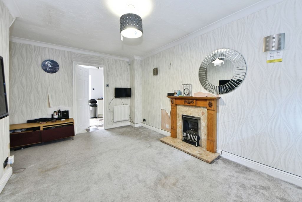 Property photo 3 of 16 Lounge