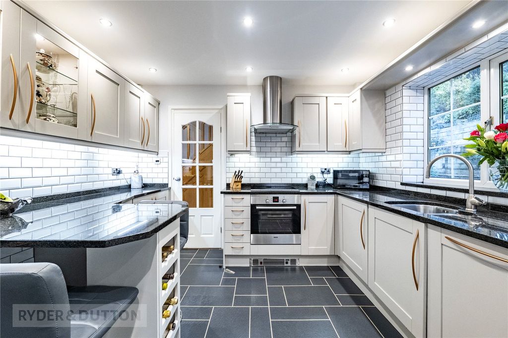 Property photo 2 of 29 Picture No. 18