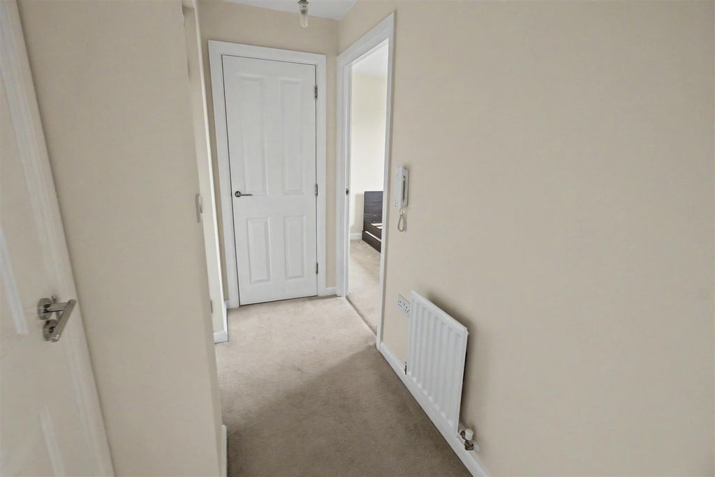 Property photo 2 of 11 Entrance Hall