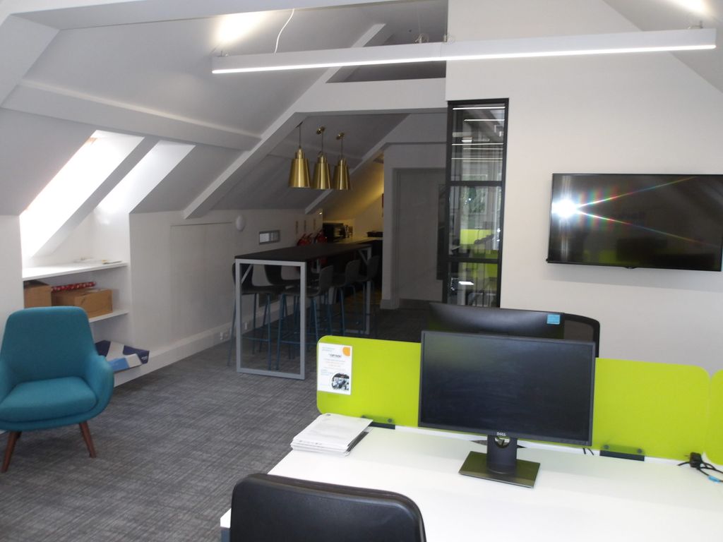 Property photo 2 of 4 Stow Court To Let