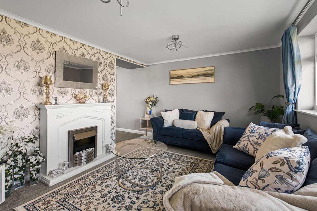 Property photo 3 of 28