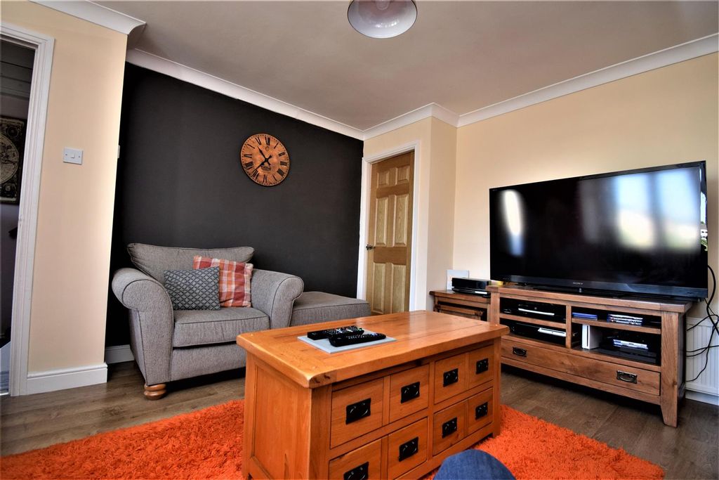 Property photo 3 of 12 Lounge