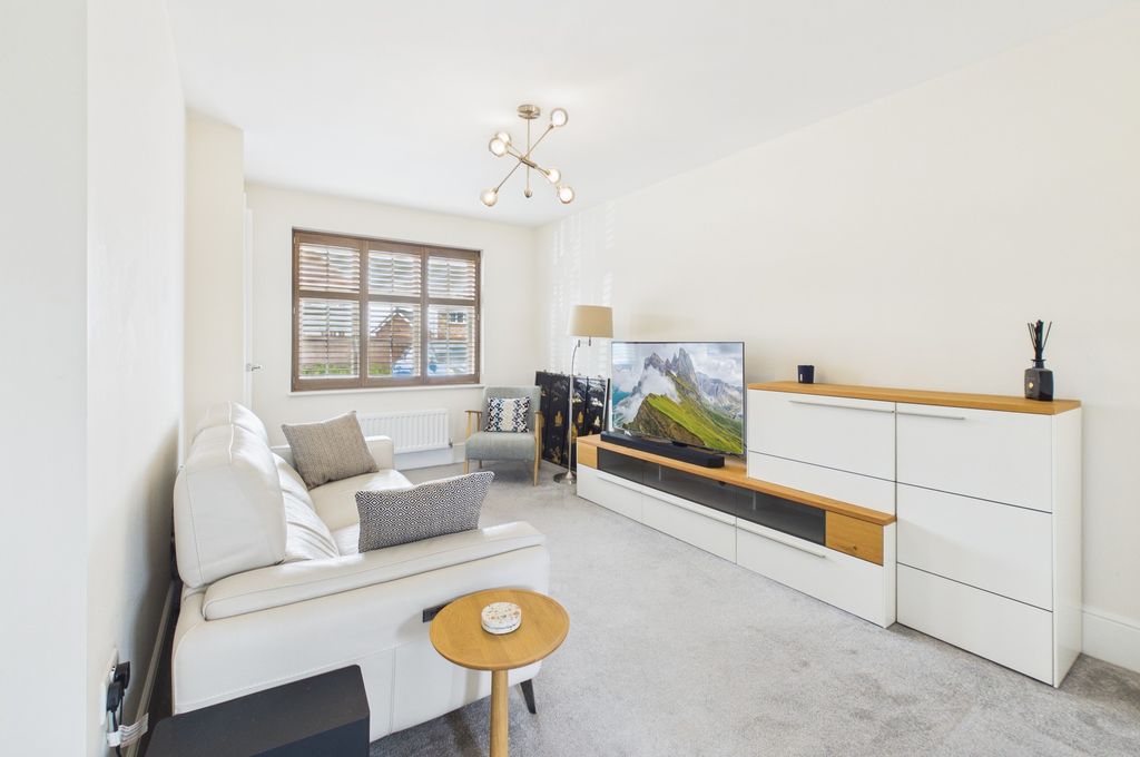 Property photo 2 of 19 Cam02519G0-Pr0403-Still012