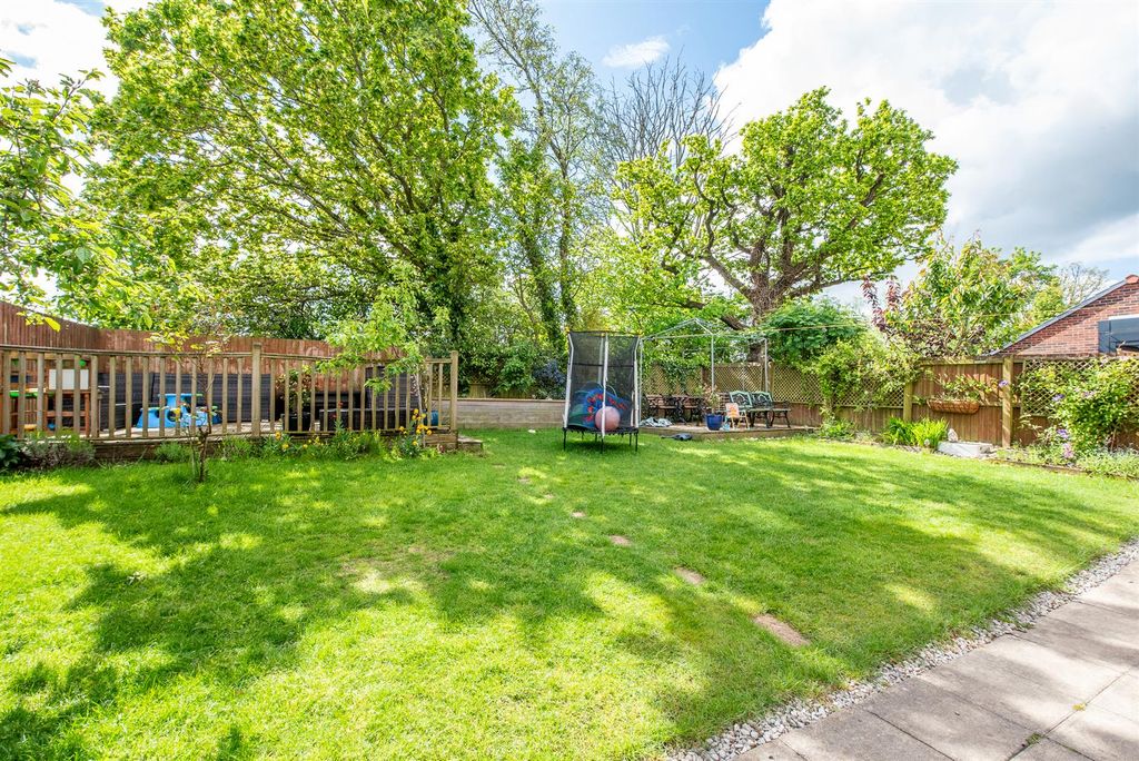 Property photo 2 of 27 Garden