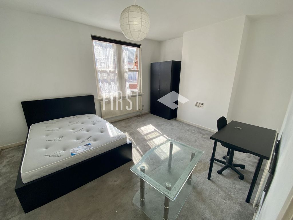 Property photo 3 of 9 Bedroom