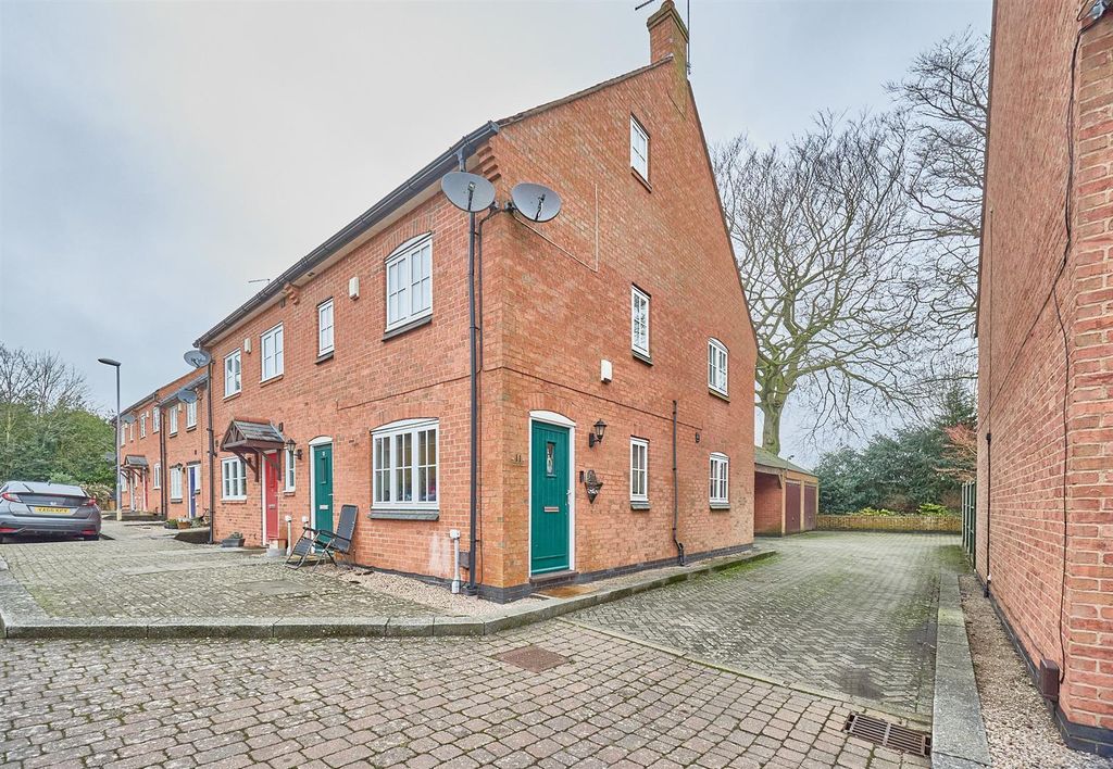 Property photo 1 of 8 Rectory Gardens 8.Jpg